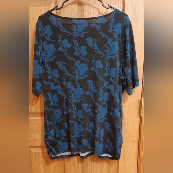 Lane Bryant - Women's Blouse Low-cut Short Sleeve - Size 22/24 - Picture 2 of 5